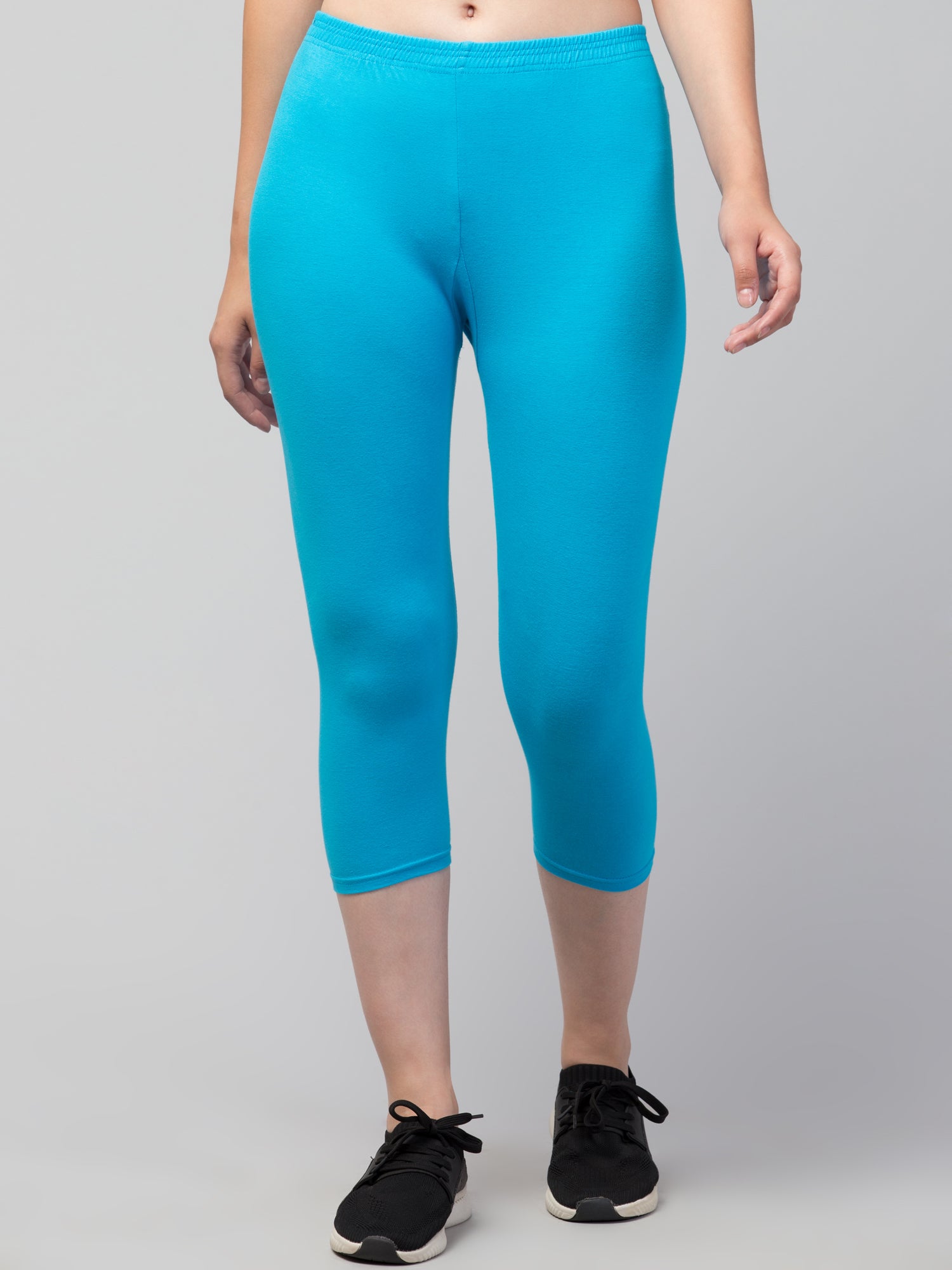 Women Solid Sky Blue Mid Rise Skinny Fit Capris
