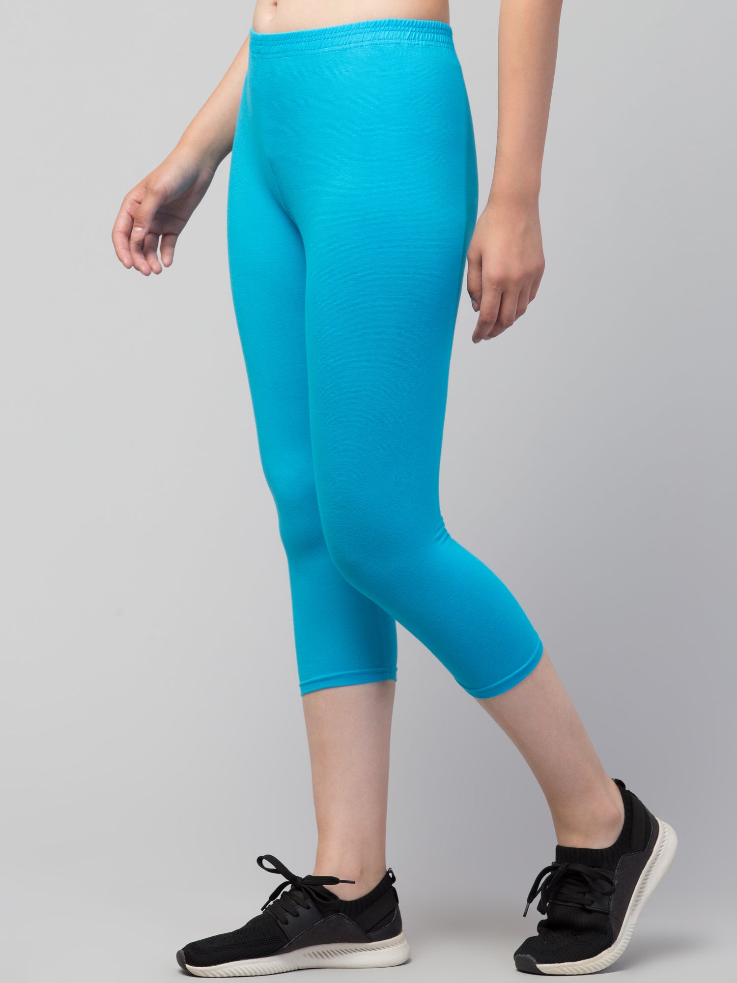 Women Solid Sky Blue Mid Rise Skinny Fit Capris