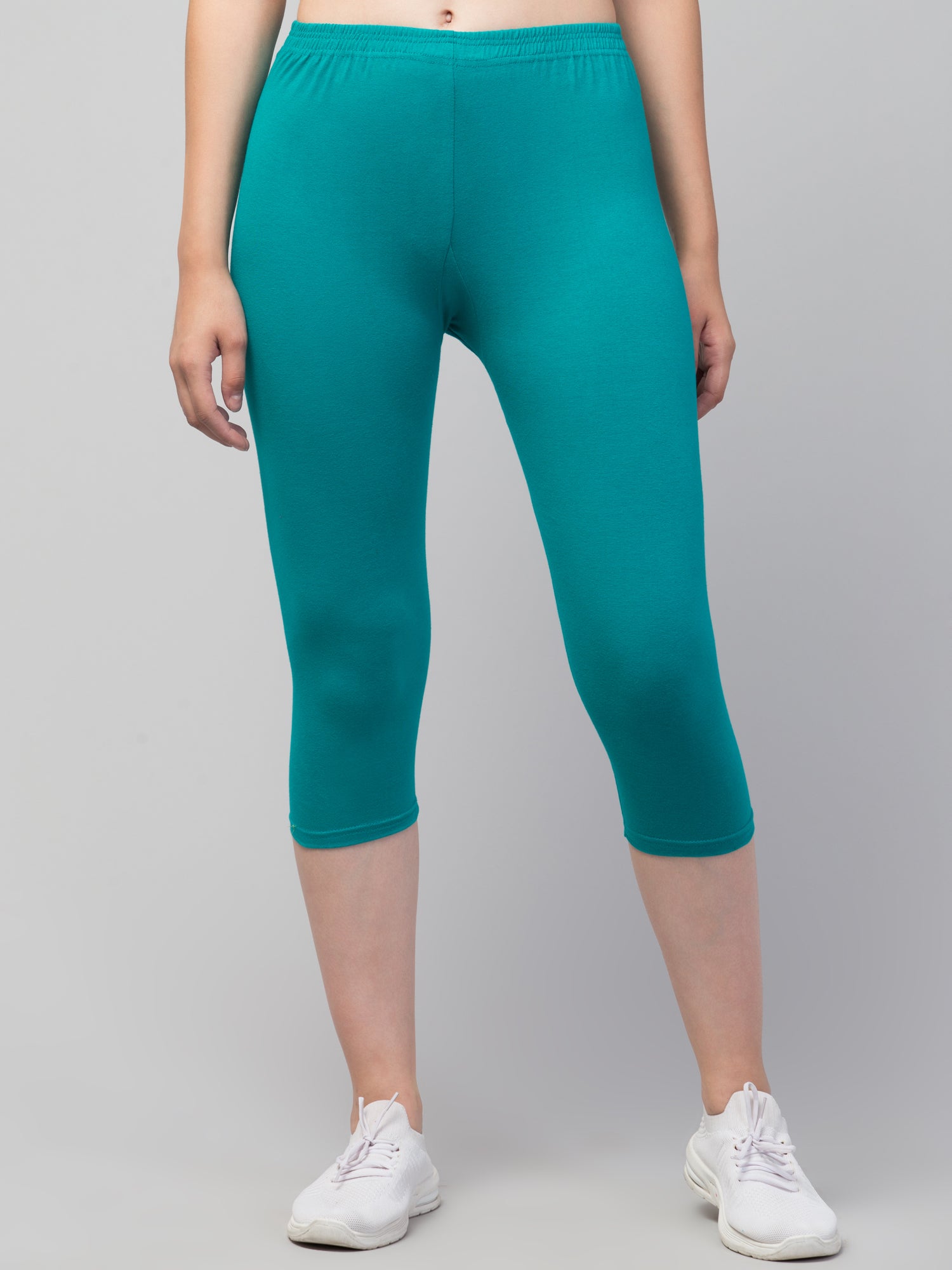 Women Solid Rama Green Mid Rise Skinny Fit Capris