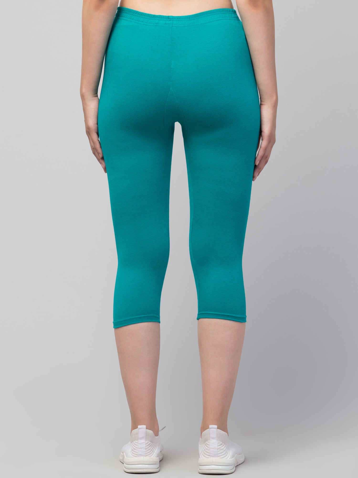 Women Solid Rama Green Mid Rise Skinny Fit Capris