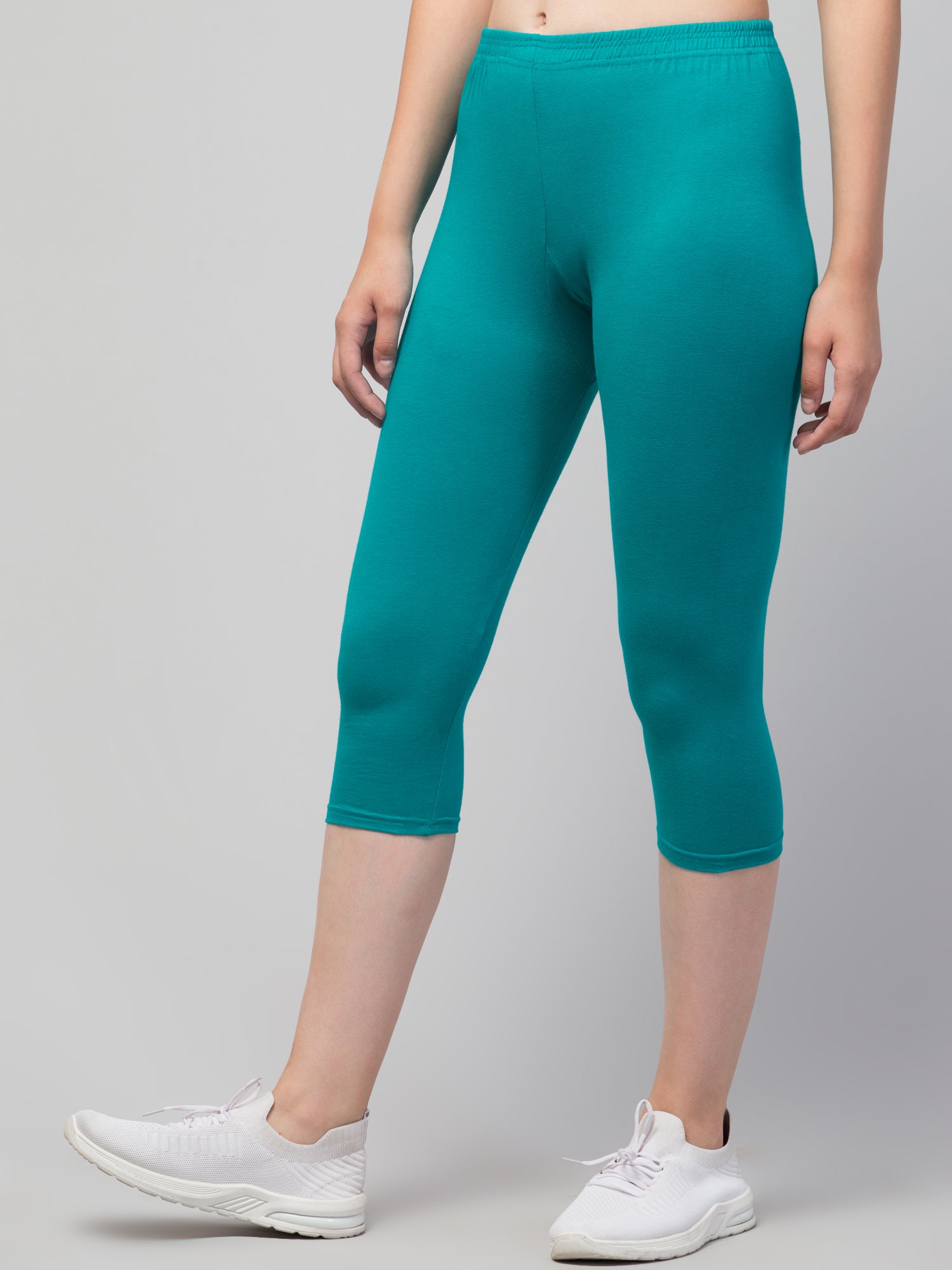 Women Solid Rama Green Mid Rise Skinny Fit Capris