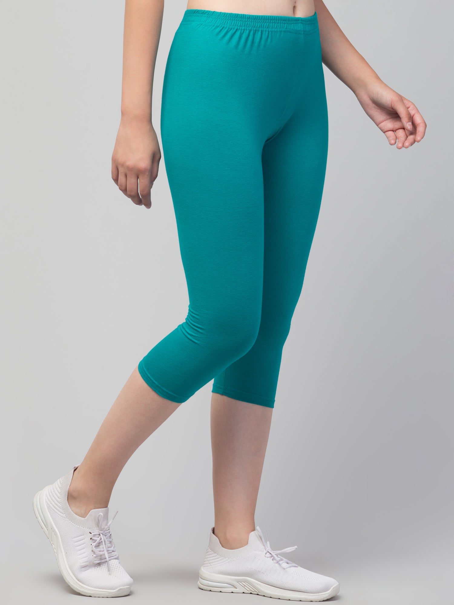 Women Solid Rama Green Mid Rise Skinny Fit Capris