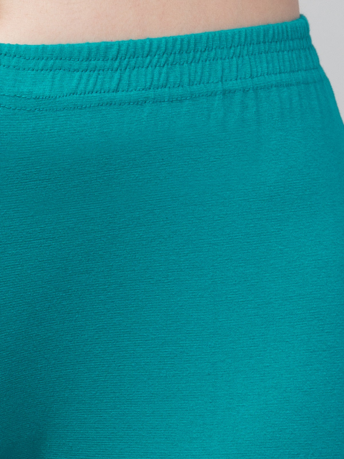 Women Solid Rama Green Mid Rise Skinny Fit Capris