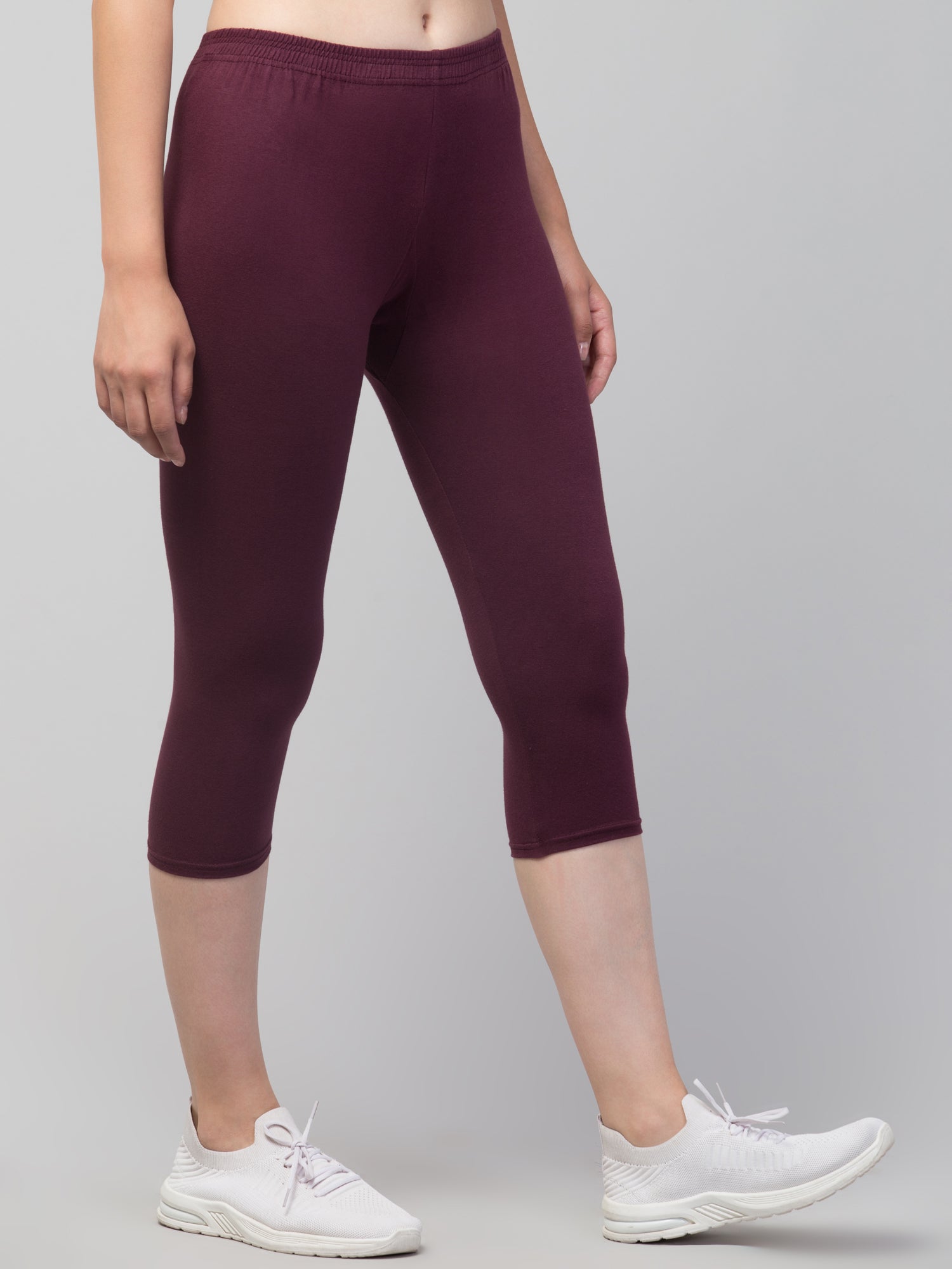 Women Solid Purple Mid Rise Skinny Fit Capris