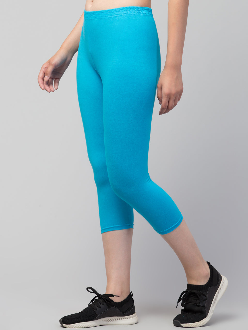 Women Solid Sky Blue  Mid Rise Skinny Fit  Capris