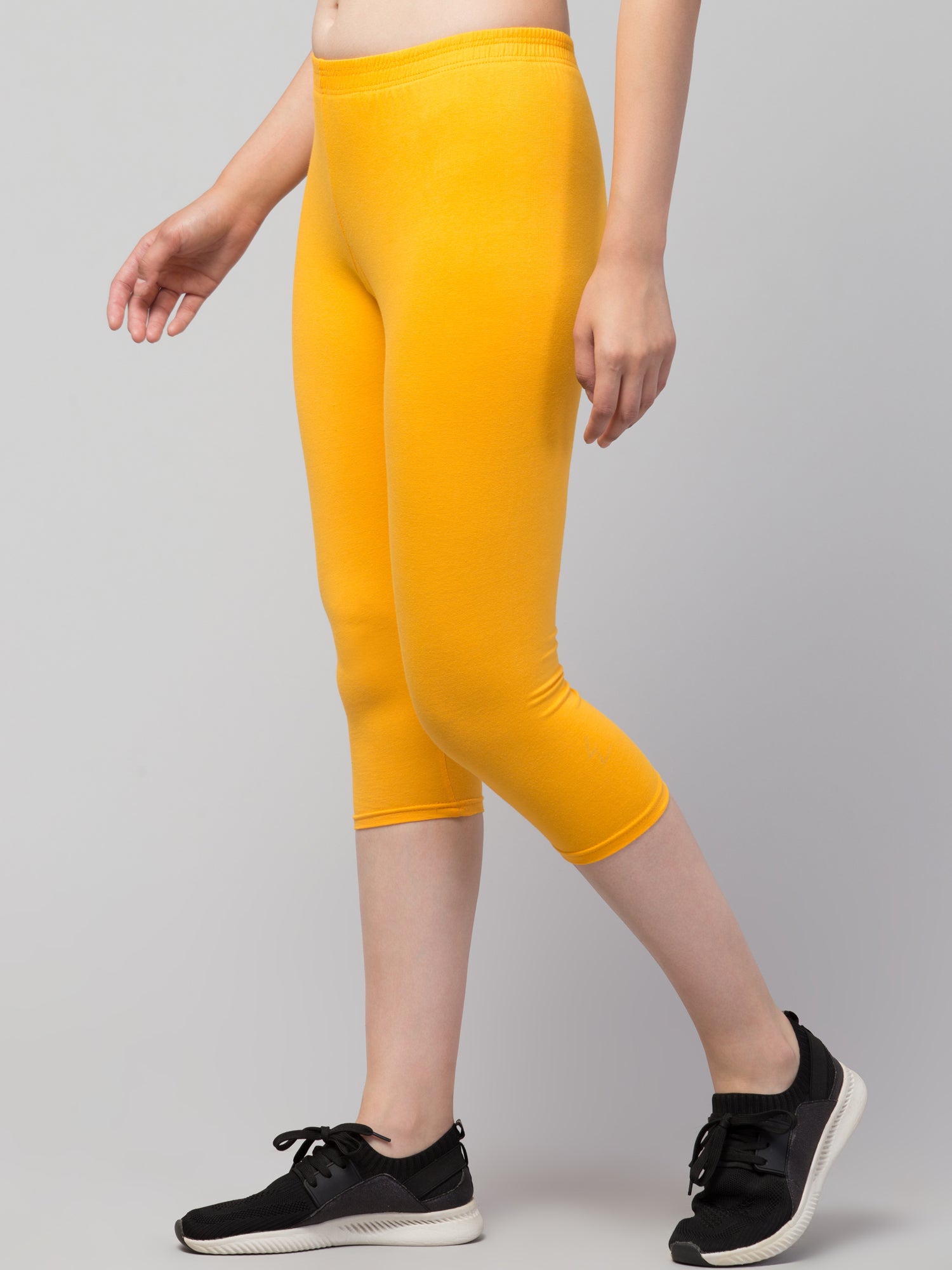 Women Solid Dark Yellow Mid Rise Skinny Fit Capris