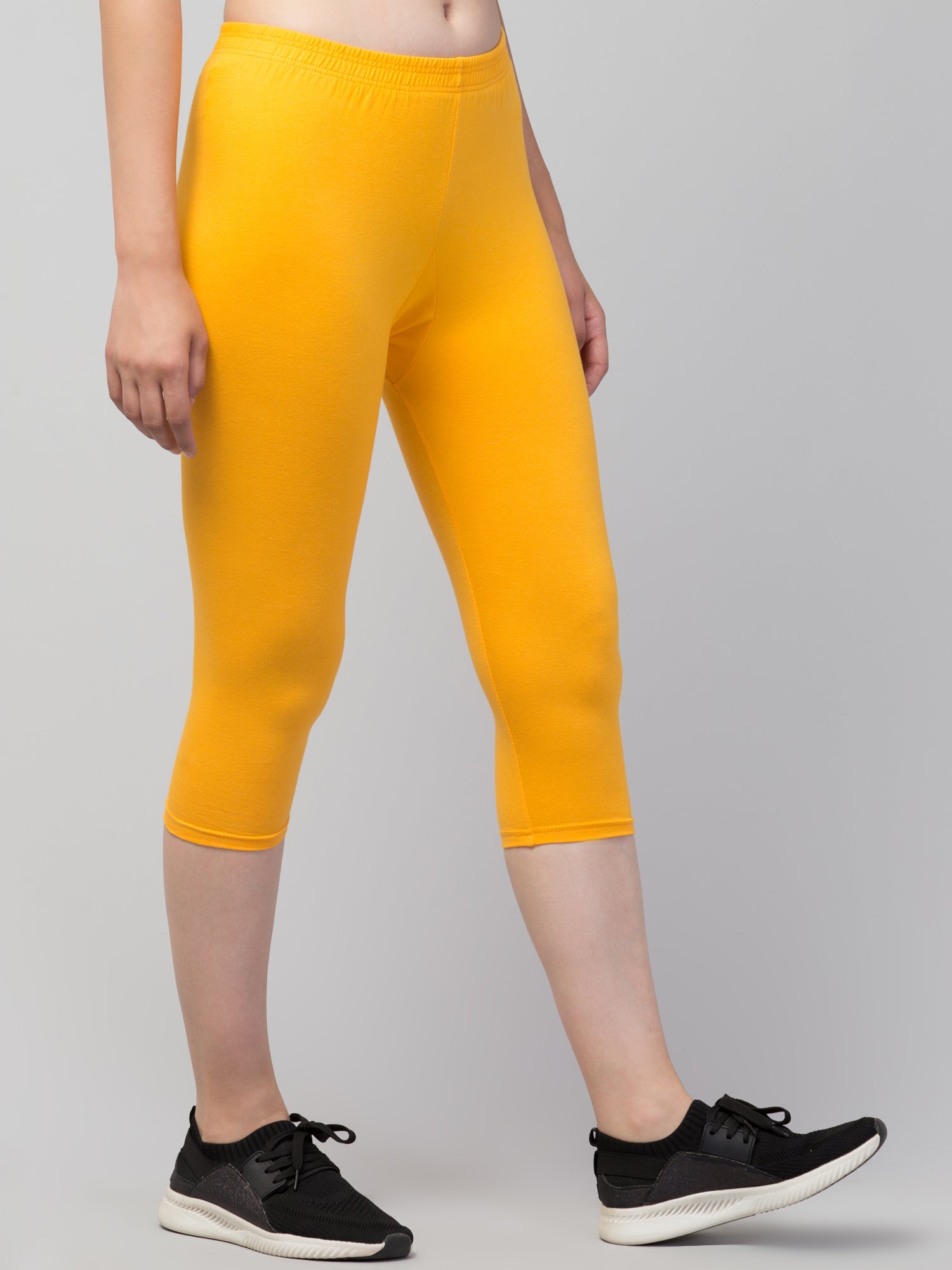 Women Solid Dark Yellow Mid Rise Skinny Fit Capris