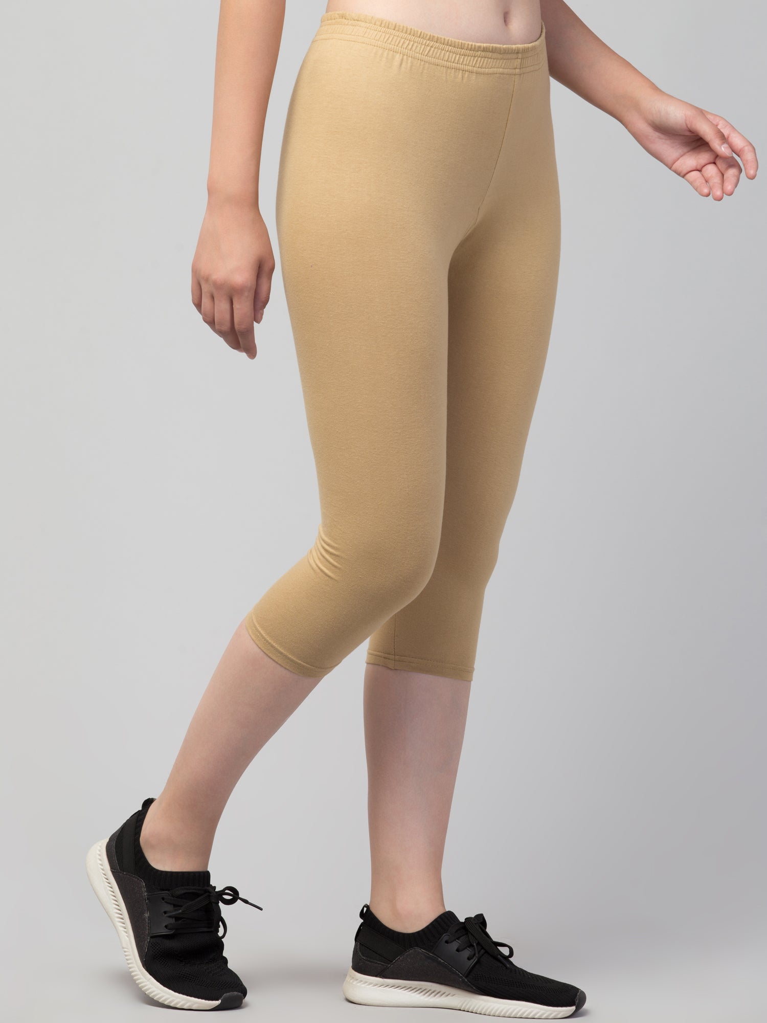Women Solid Dark Skin Mid Rise Skinny Fit Capris