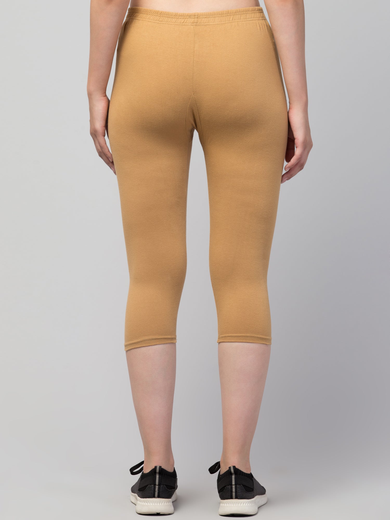 Women Solid Chiku Mid Rise Skinny Fit Capris