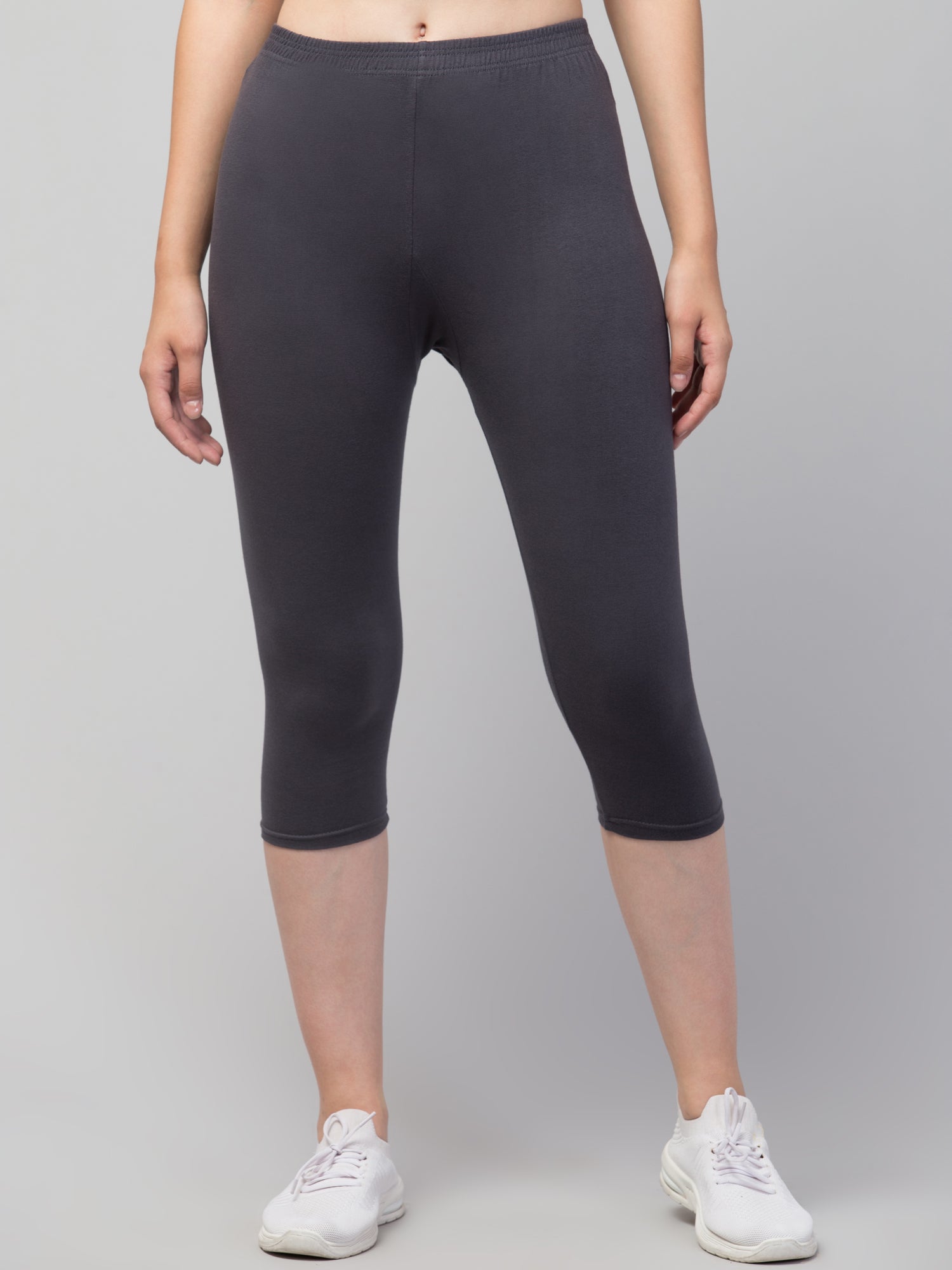 Women Solid Grey Mid Rise Skinny Fit Capris