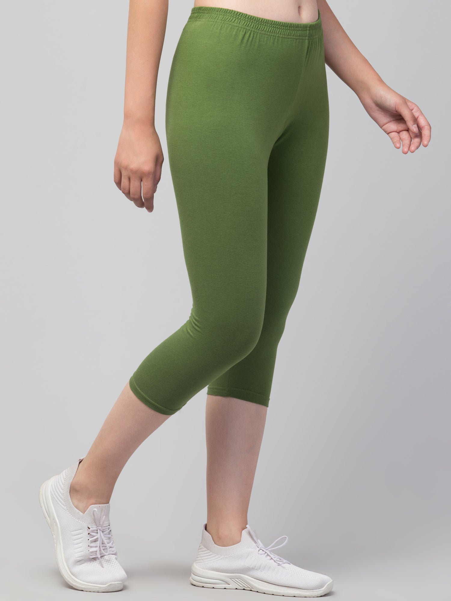 Women Solid Dark Green Mid Rise Skinny Fit Capris