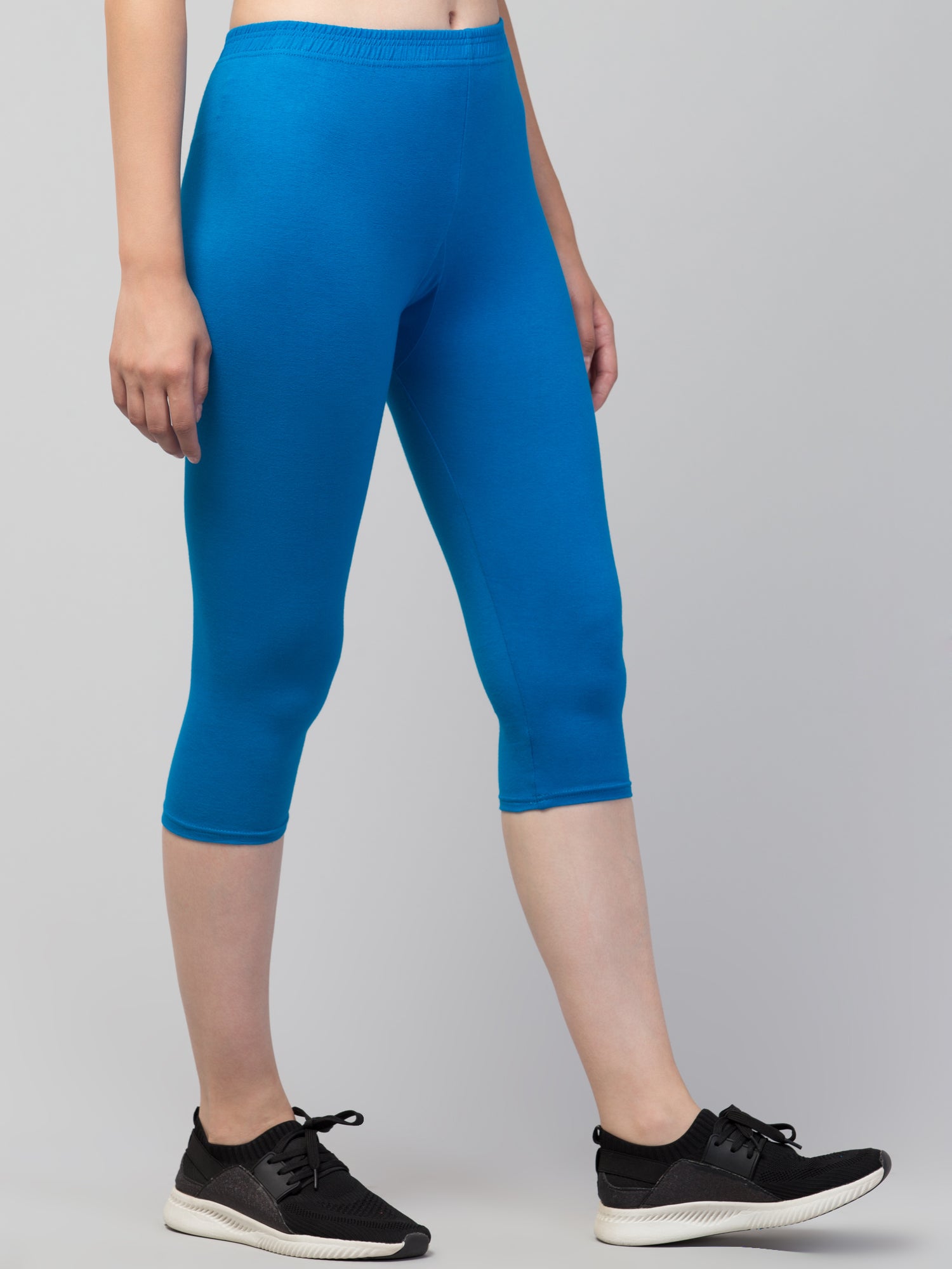 Women Solid Blue  Mid Rise Skinny Fit  Capris