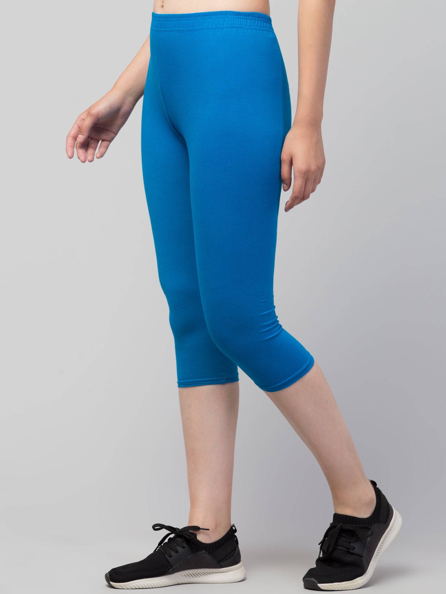 Women Solid Blue  Mid Rise Skinny Fit  Capris