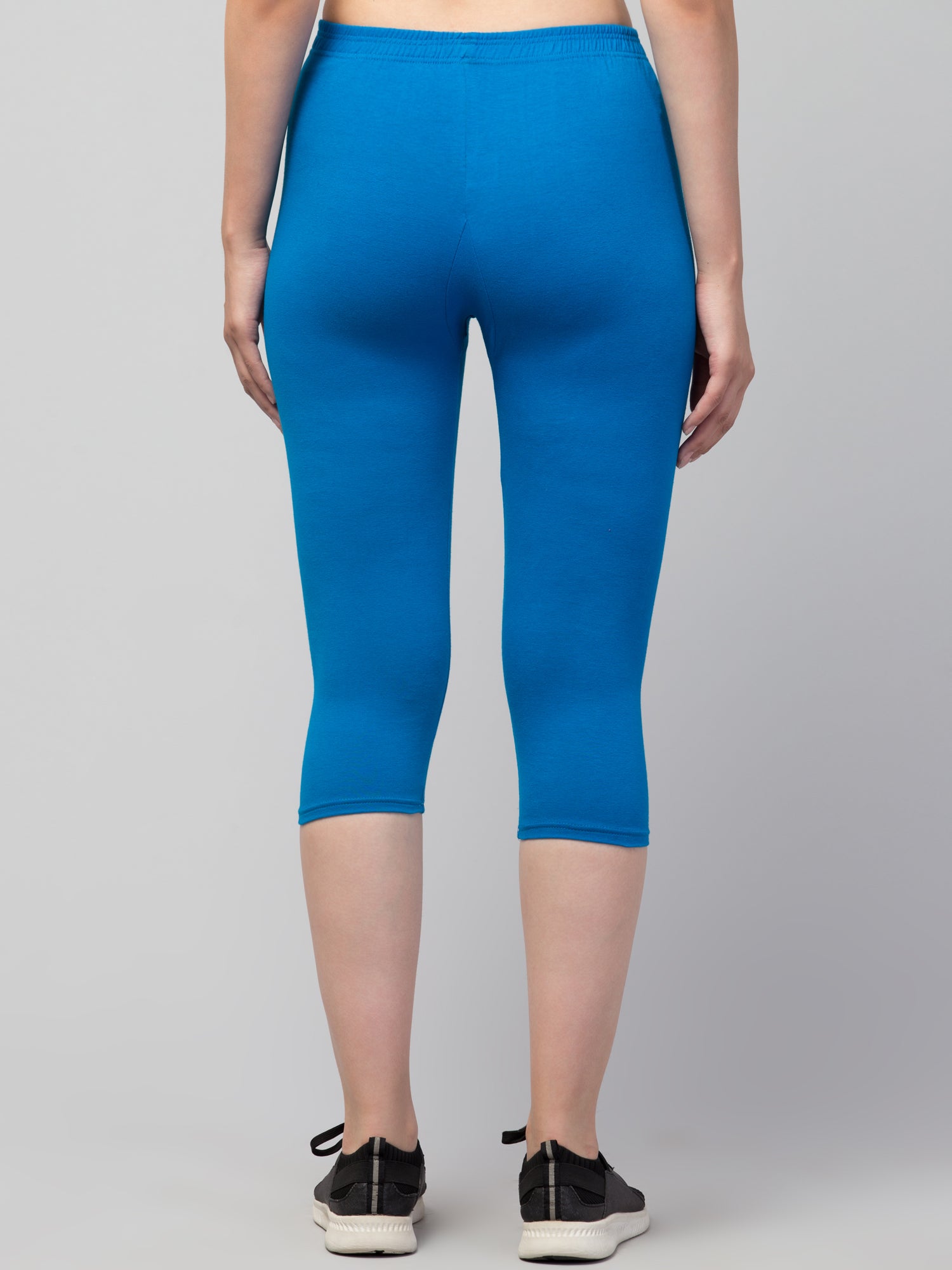 Women Solid Blue  Mid Rise Skinny Fit  Capris