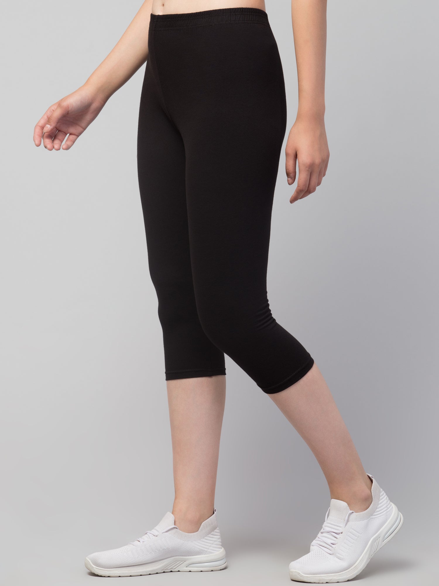 Women Solid Black  Mid Rise Skinny Fit  Capris