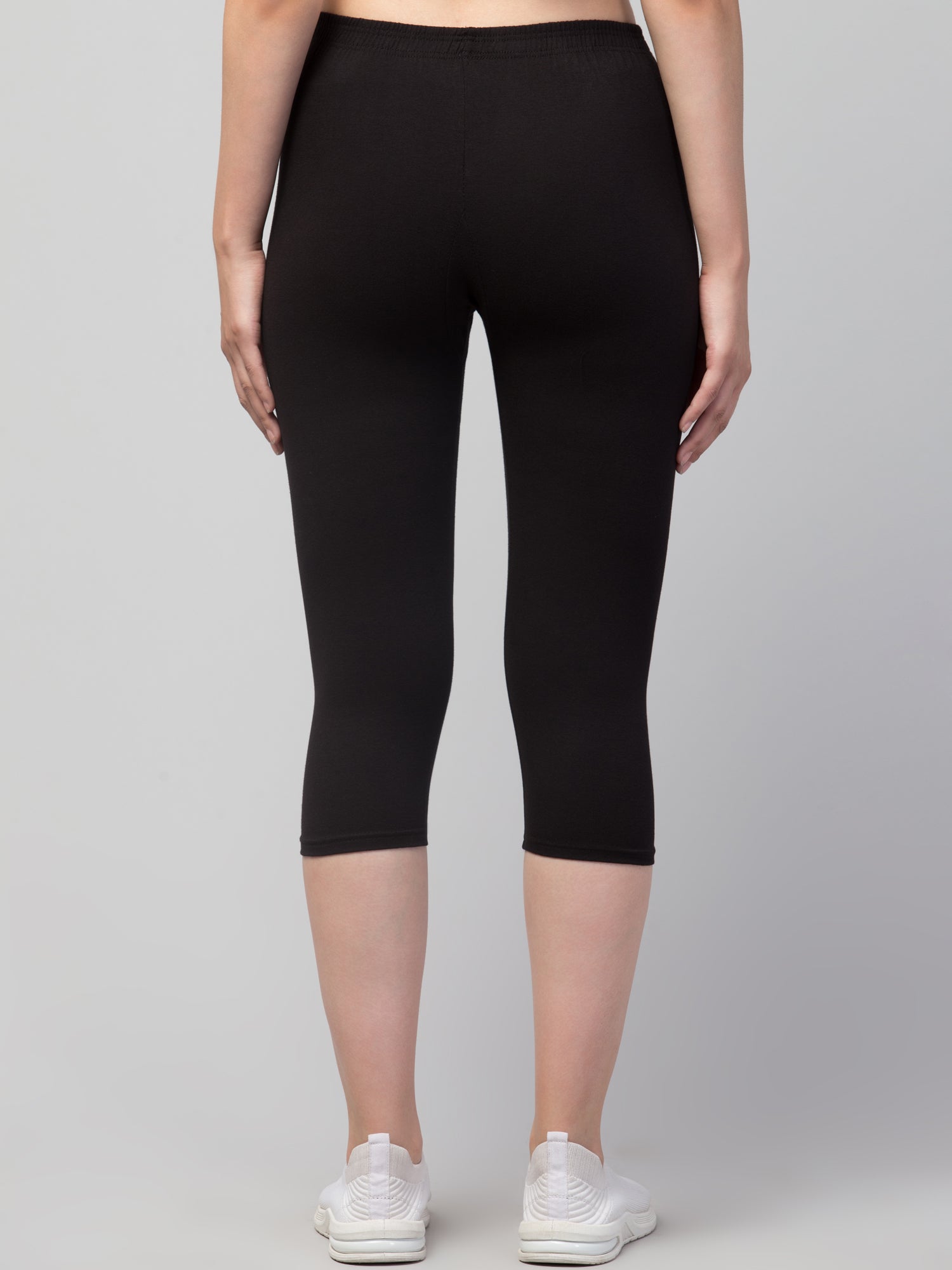 Women Solid Black  Mid Rise Skinny Fit  Capris