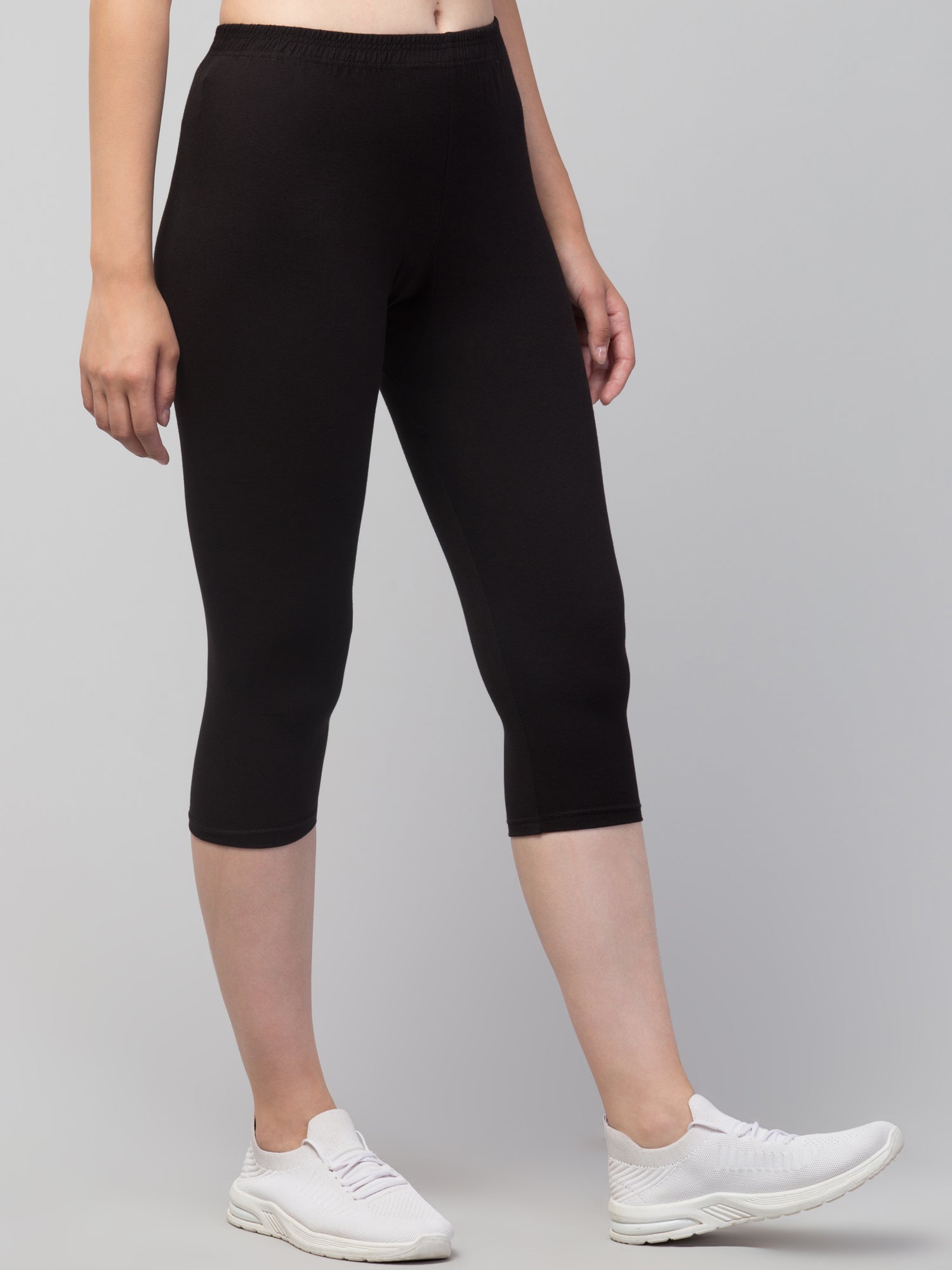 Women Solid Black  Mid Rise Skinny Fit  Capris