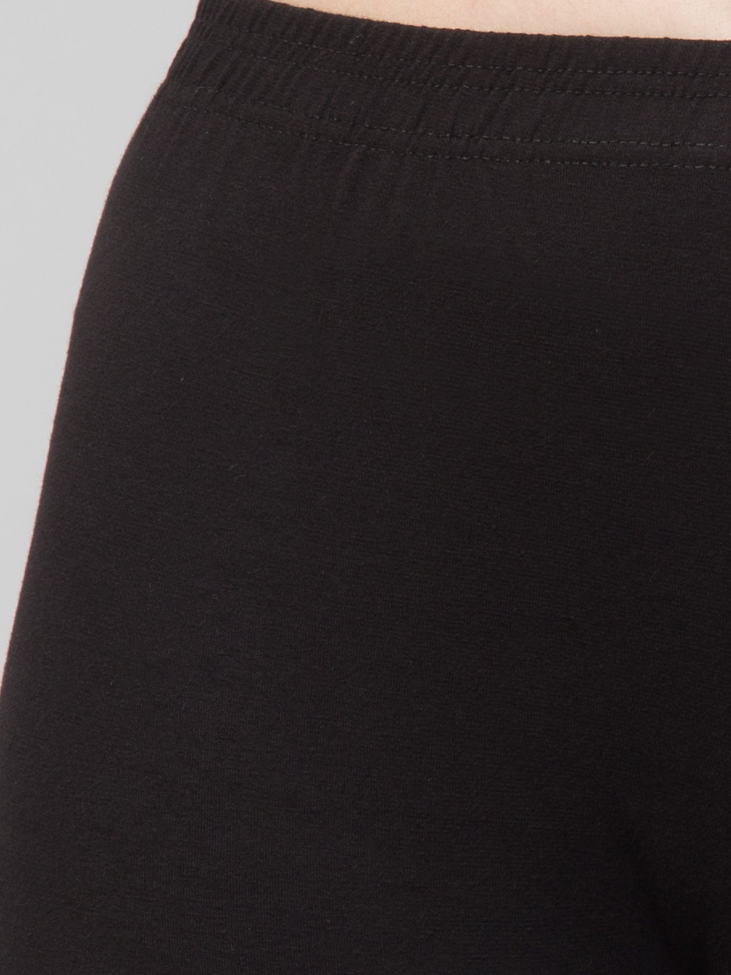 Women Solid Black  Mid Rise Skinny Fit  Capris